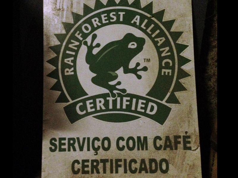 Placa indicando que o serviço de café sustentável é certificado