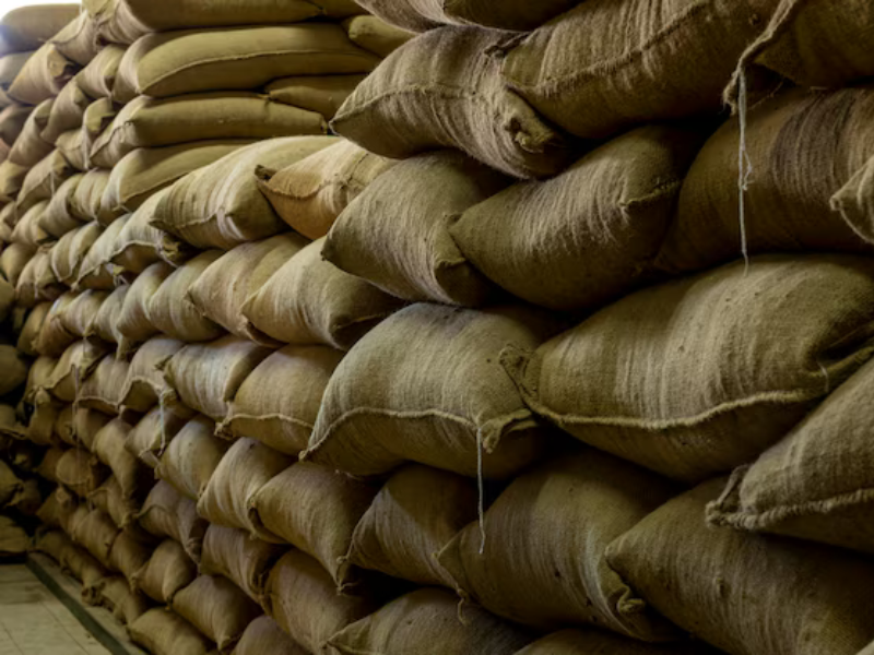 Sacas de cafés especiais da Etiópia prontas para exportação internacional, tendência do mercado em 2025.