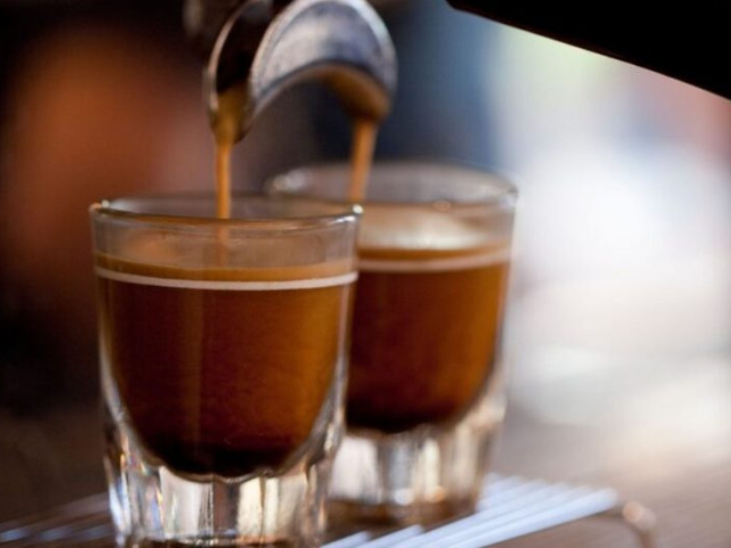 Espresso encorpado com crema dourada, resultado da intensidade do robusta entre os tipos de café.