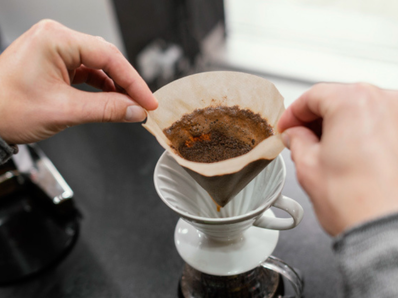 Método filtrado V60 destacando os sabores delicados do arábica, um dos tipos de café mais consumidos no mundo.