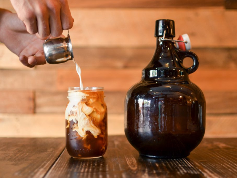 Uma bebida Cold Brew com inserção de leite
