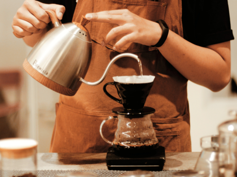 Barista servindo café especial em processamento natural do café.