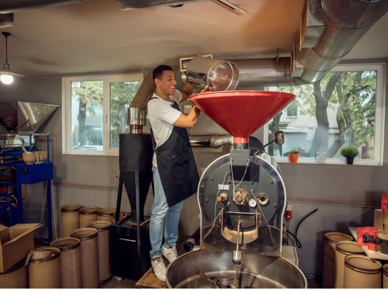 barista em seu laboratório testando sabores do café especial