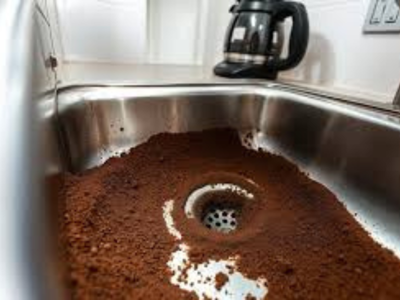 Borra de café descartada incorretamente, como muitas vezes é jogada na pia da cozinha