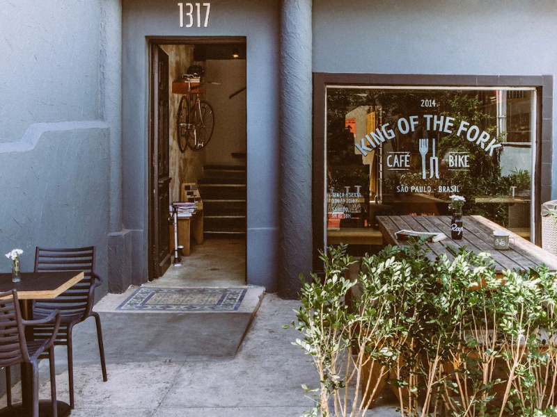 Microtorrefação de café especial KOF em São Paulo, ponto de encontro de ciclistas e amantes do café artesanal.