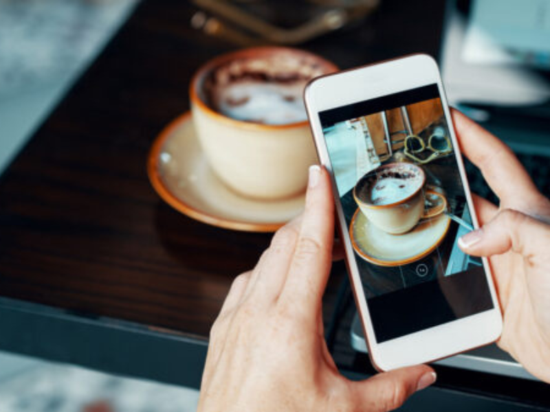 xícara de cafe especial de origem única sendo fotografado