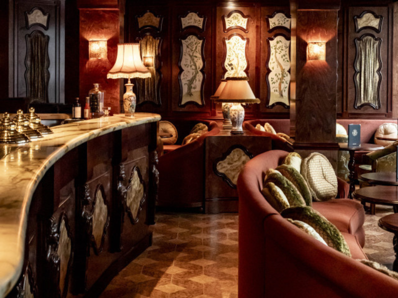 Café Procope em Paris, símbolo da conexão entre o café e a revolução no Século das Luzes.