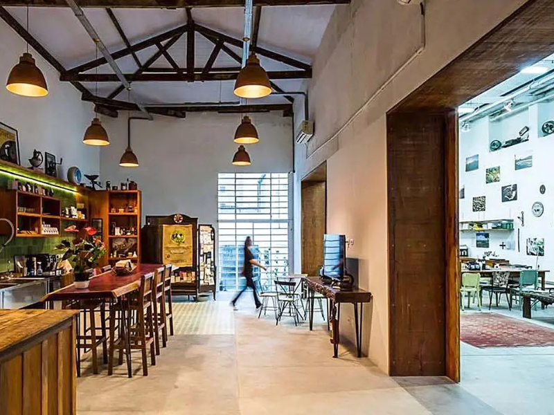 Clientes em cafeteria paulistana da Isso é Café, uma das microtorrefações de café especial que conectam campo e cidade.