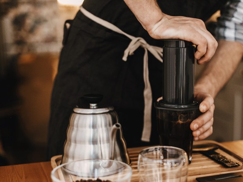 Barista preparando um café com detalhe e perfeição.